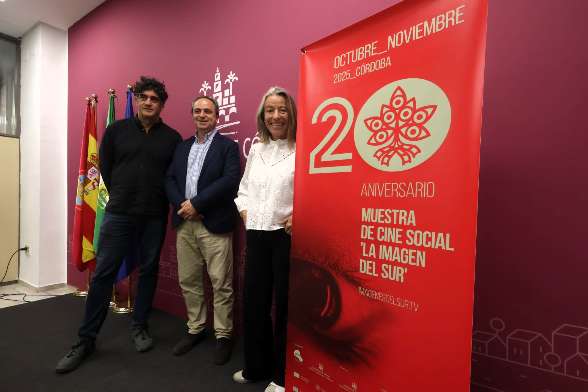 De iz a der presidente CIC Batá, Rafael Cantero, gerente Filmoteca de Andalucía, Francisco de Paula Pérez y delegada Cultura, Isabel Albás
